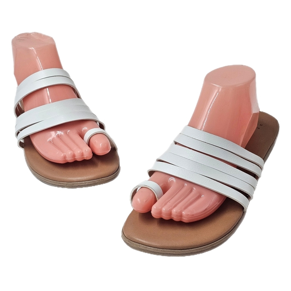 A New Day White Toe Loop Strappy Sandals Womens Size 10 Minimal Flat Summer Chic